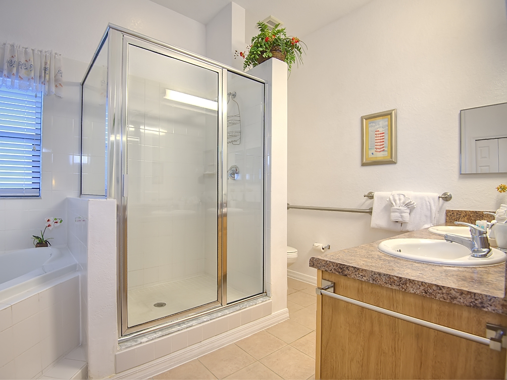 Caribe Cove Resorts - 2 Bedroom Aruba Villa Bathroom