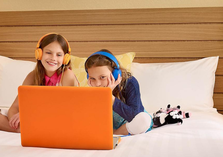 Sonesta ES Suites Orlando - kids on the bed